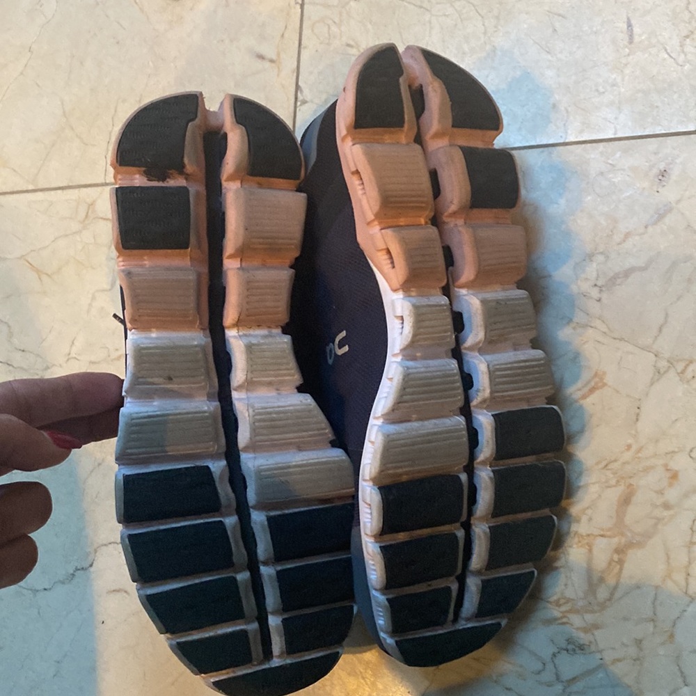 On Cloud women sneaker size 8.5 - Picture 4 of 4